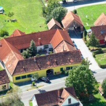 Ferienwohnungen Und Appartements Im Idyllischen Vierkanthof, Gruppenurlaube لويبرسدورف باي فرس المظهر الخارجي الصورة